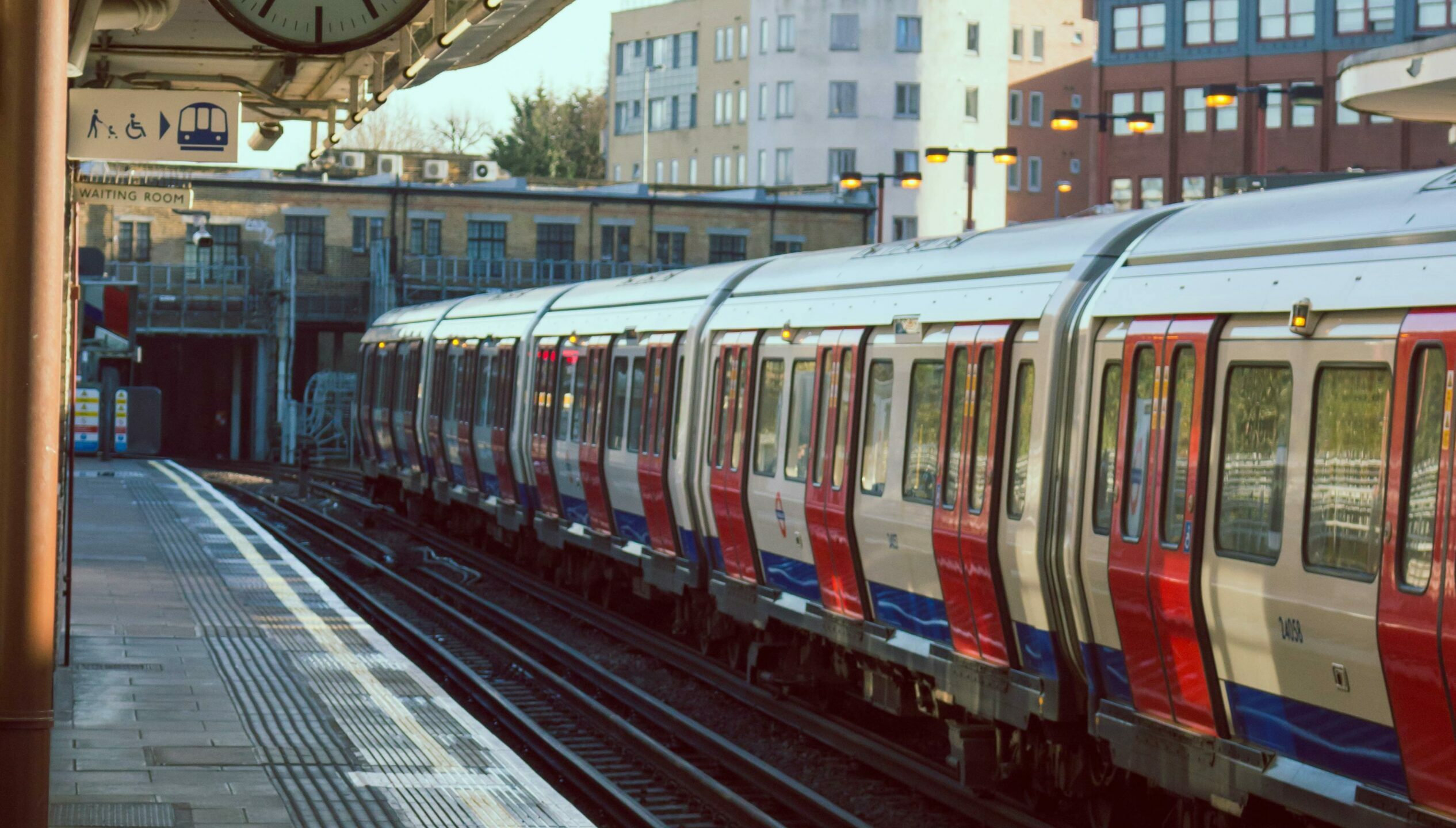 imagen de un tren parado en una estación